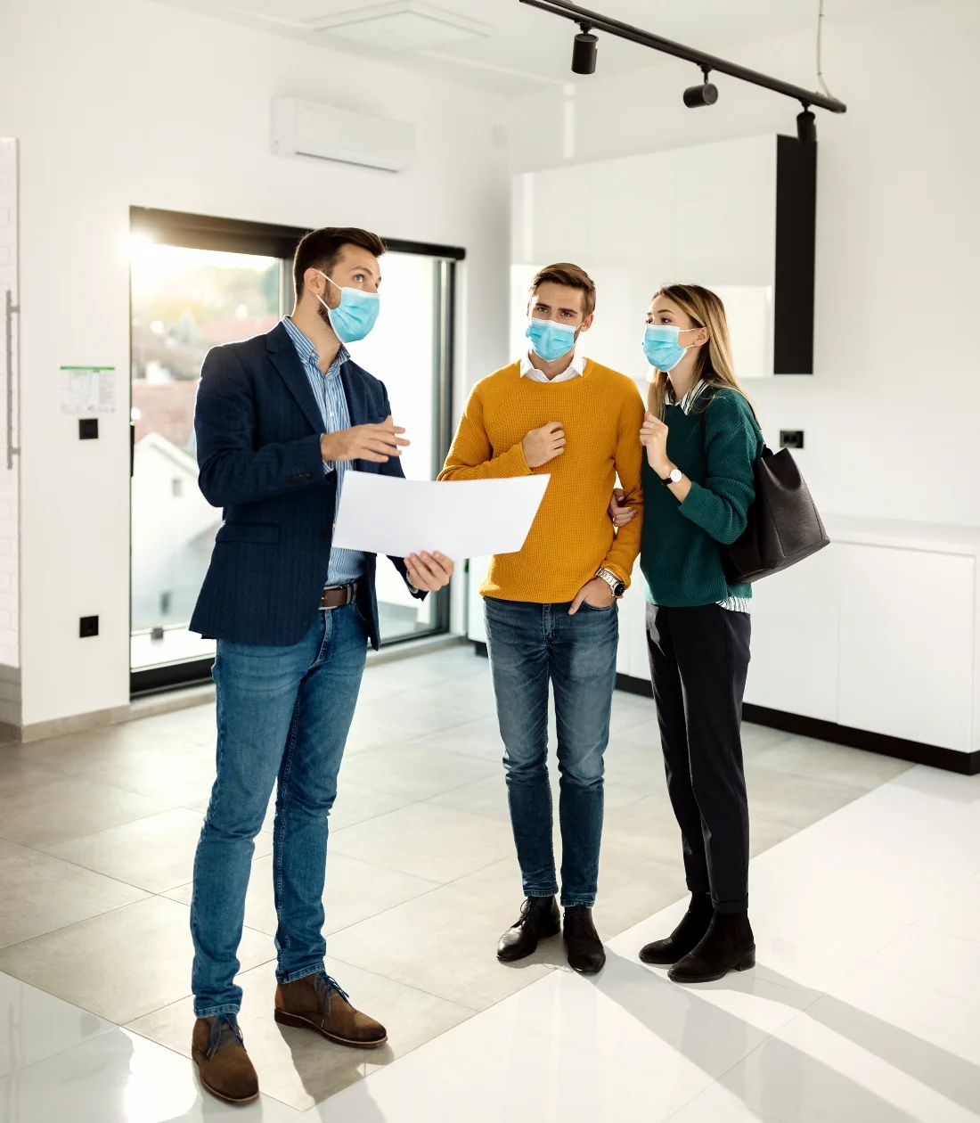 pareja-joven-comprando-una-casa-nueva-y-examinando-planos-con-un-agente-inmobiliario-mientras-usa-mascaras-faciales (1) pareja-joven-comprando-una-casa-nueva-y-examinando-planos-con-un-agente-inmobiliario-mientras-usa-mascaras-faciales