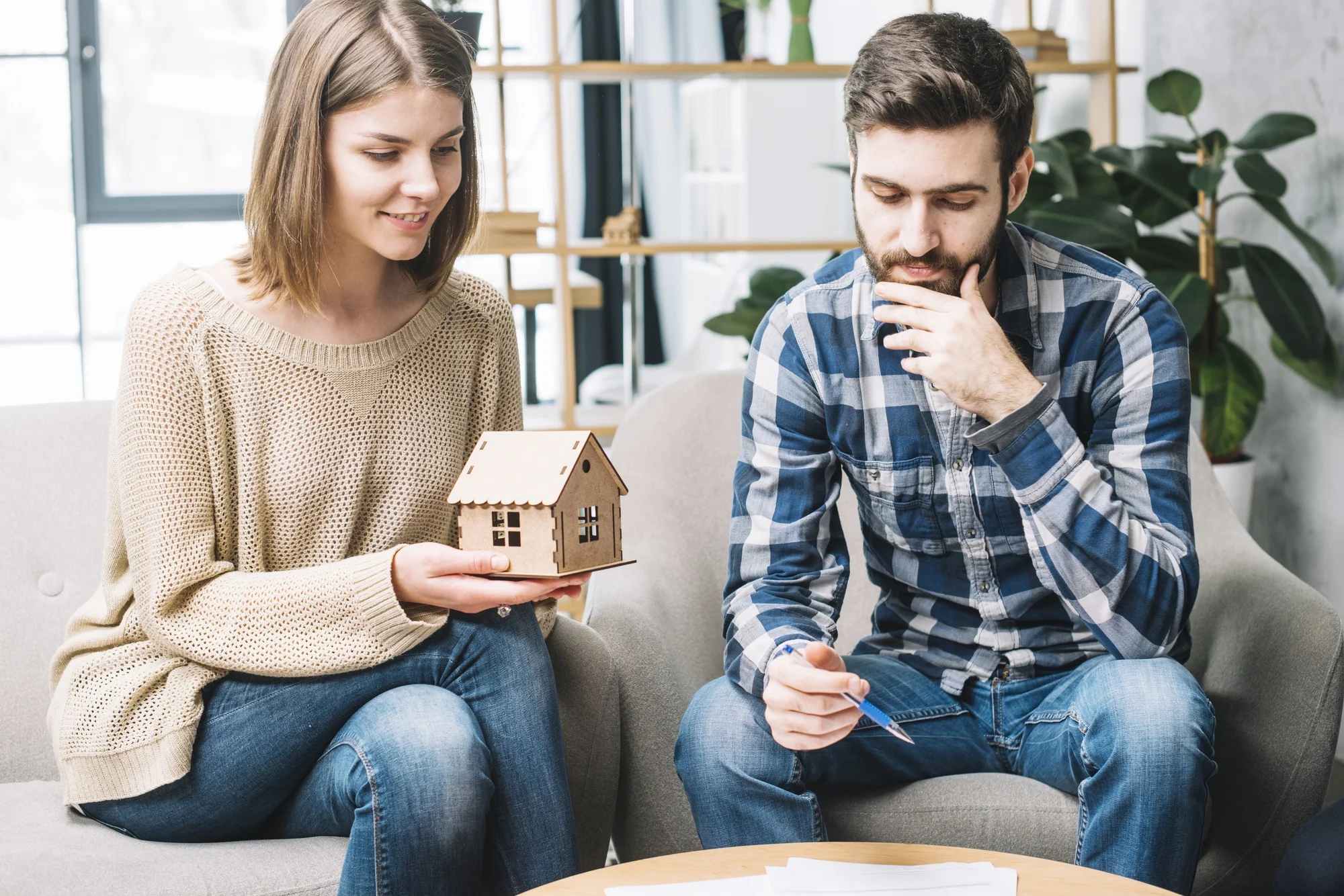 pareja-joven-pensando-en-la-hipoteca pareja-joven-pensando-en-alquilar-vivienda